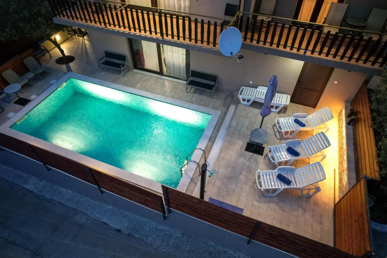 Pool Julia Apartment