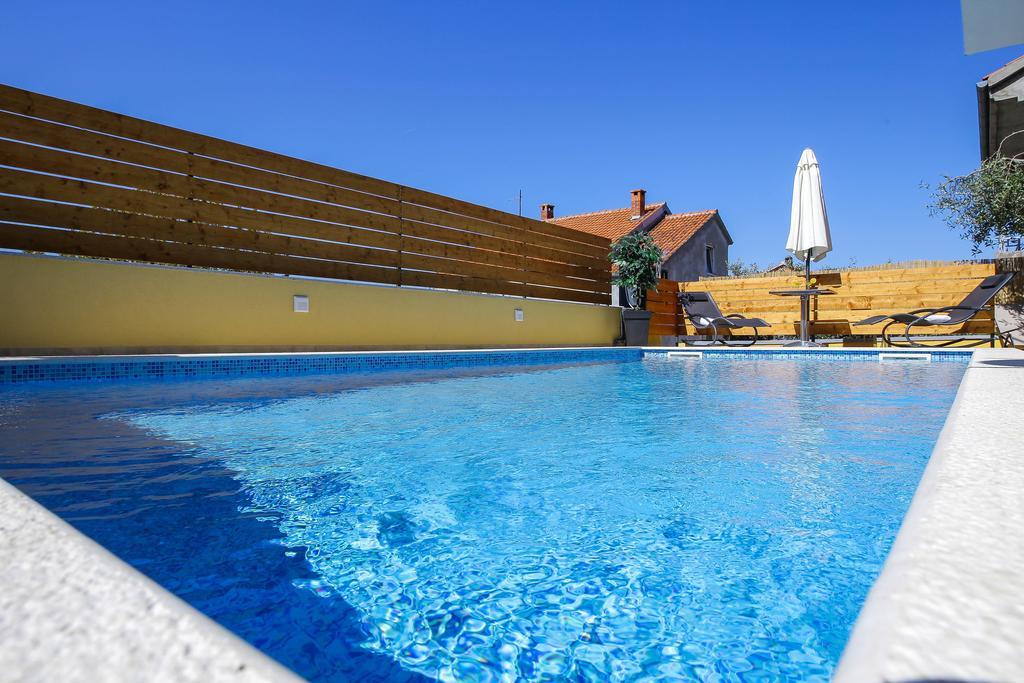 Pool Julia Apartmán